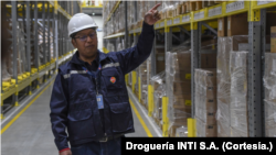 Un trabajador de Droguería INTI S.A., recorre la instalación de para la distribución farmacéutica.