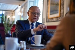台灣行政院經貿談判辦公室總談判代表鄧振中在華盛頓接受美聯社的採訪。（2023年5月3日）