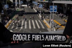 Para aktivis lokal dan pekerja teknologi memprotes kontrak Project Nimbus antara Google dan Amazon dengan militer dan pemerintah Israel di luar Konferensi Google Cloud Next di San Francisco, California, AS, 29 Agustus 2023. (Foto: REUTERS/Loren Elliott)