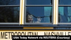 Seorang anak menangis saat berada di dalam bus, meninggalkan sekolahnya, The Covenant School di Nashville, Tennessee, AS , menyusul penembakan massal 27 Maret 2023. Nicole Hester/USA Today Network via REUTERS. TIDAK ADA RESELLER. TIDAK ADA ARSIP. KREDIT WAJIB