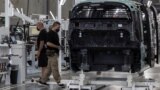 FILE - Suasana kerja di jalur perakitan Zoox, kendaraan 'self-driving' milik Amazon, di pabrik perusahaan tersebut di Fremont, California, AS, 19 Juli 2022. (REUTERS/Carlos Barria)