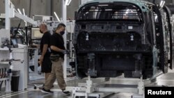 FILE - Suasana kerja di jalur perakitan Zoox, kendaraan 'self-driving' milik Amazon, di pabrik perusahaan tersebut di Fremont, California, AS, 19 Juli 2022. (REUTERS/Carlos Barria)