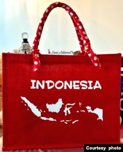 Tas dengan peta Indonesia, desain dan karya Seni Adams (foto: courtesy)
