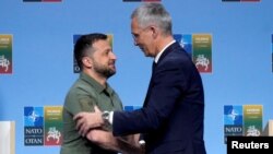 ARCHIVO: El presidente de Ucrania, Volodymyr Zelenskiy, y el secretario general de la OTAN, Jens Stoltenberg, se dan la mano en una conferencia de prensa durante una cumbre de líderes de la OTAN en Vilna, Lituania, el 12 de julio de 2023. REUTERS/Ints Kalnins