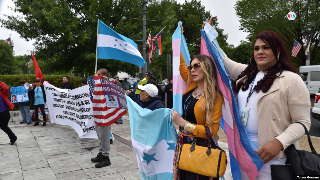 Hondureños trans protestan frente a la sede de OEA por el reconocimiento de derechos fundamentales para estos colectivos en ese país. 