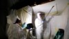 资料照片：工作人员在密歇根州的霍维尔进行石棉消除工作。(2017年10月18日) 