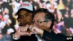En esta foto de archivo tomada el 29 de mayo de 2022, el entonces candidato presidencial colombiano por la coalición Pacto Histórico, Gustavo Petro, hace la forma de un corazón junto a su hijo Nicolás, mientras celebra en la sede del partido, en Bogotá, el día de las elecciones.