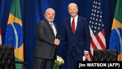 Presiden AS Joe Biden (kanan) dan Presiden Brazil Luiz Inácio Lula da Silva melakukan pertemuan di sela Sidang Umum PBB di New York, Rabu (20/9). 