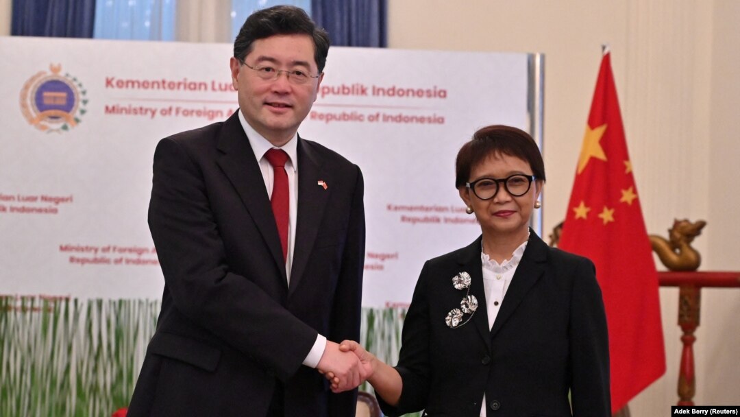 Bộ trưởng Ngoại giao Trung Quốc Tần Cương bắt tay với Ngoại trưởng Indonesia Retno Marsudi trong cuộc gặp ở Jakarta, Indonesia, vào ngày 22/2/2023.