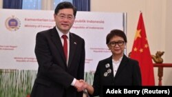 Bộ trưởng Ngoại giao Trung Quốc Tần Cương bắt tay với Ngoại trưởng Indonesia Retno Marsudi trong cuộc gặp ở Jakarta, Indonesia, vào ngày 22/2/2023.
