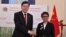 Bộ trưởng Ngoại giao Trung Quốc Tần Cương bắt tay với Ngoại trưởng Indonesia Retno Marsudi trong cuộc gặp ở Jakarta, Indonesia, vào ngày 22/2/2023.