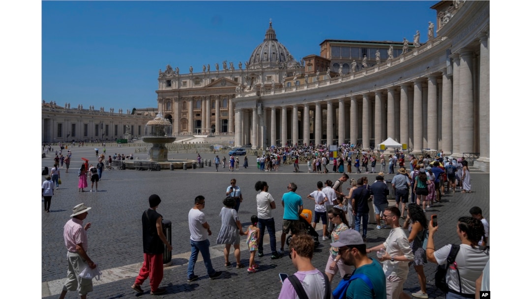 Wisatawan dan para peziarah mengunjungi Lapangan Santo Petrus di Vatikan, Senin, 10 Juli 2023. (AP Photo/Gregorio Borgia)