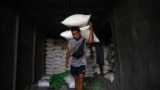 ရန်ကုန်ဆိပ်ကမ်းမှာ ဆန်အိတ်ထမ်းနေတဲ့ အလုပ်သမားတဦးကိုတွေ့ရစဉ် (ဇွန် ၂၈၊ ၂၀၂၃)