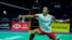 Jonatan Christie mengembalikan shuttlecock ke arah pebulu tangkis Thailand, Saran Jamsri, dalam laga tunggal putra babak penyisihan grup turnamen Thomas dan Uber Cup di Chengdu, China, Senin, 29 April 2024. (Foto: AFP)