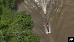 ARCHIVO - Migrantes viajan en una embarcación hacia Lajas Blancas, Panamá, el 28 de junio de 2024, tras cruzar a pie el Tapón del Darién desde Colombia.