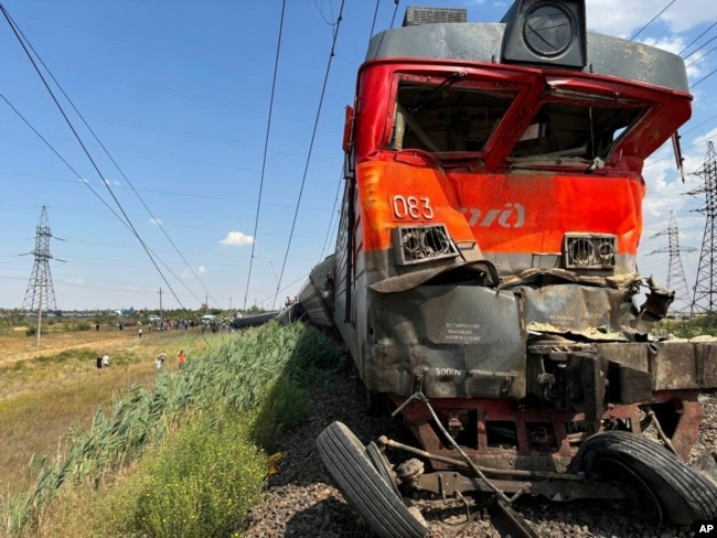 Kabin lokomotif terlihat rusak di lokasi anjloknya kereta penumpang di Kotelnikovo, sekitar 1.200 kilometer selatan Moskow, wilayah Volgograd, Rusia, Senin, 29 Juli 2024. (Administrasi Distrik Kotelnikovsky via AP)