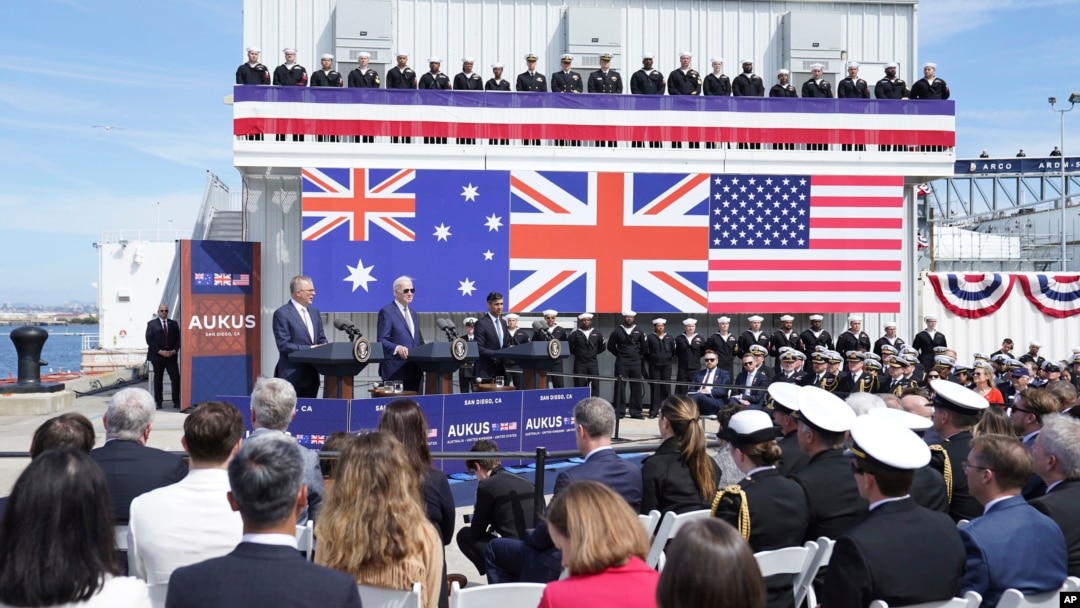 S lijeva, australijski premijer Anthony Albanese, američki predsjednik Joe Biden i britanski premijer Rishi Sunak govore na AUKUS događaju u pomorskoj bazi Point Loma u San Diegu, Kalifornija, 13. marta 2023.