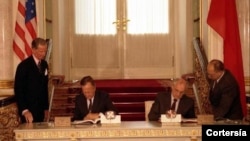 El presidente George H. W. Bush y el líder soviético Mijaíl Gorbachov firman acuerdo nuclear. [Foto: Cortesía de la Casa Blanca]