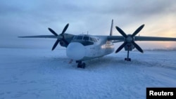 Pesawat penumpang Antonov-24 milik Polar Airlines mendarat di sungai Kolyma dekat bandara di Zyryanka di wilayah Yakutia, Rusia, 28 Desember 2023. (Kantor/Handout Kejaksaan Transportasi Siberia Timur Rusia via REUTERS)