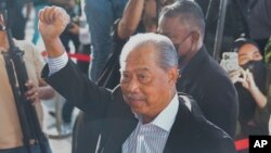 Mantan Perdana Menteri Malaysia Muhyiddin Yassin tiba di gedung pengadilan untuk menghadapi dakwaan korupsi di Kuala Lumpur, Malaysia, 10 Maret 2023. (Foto: AP)