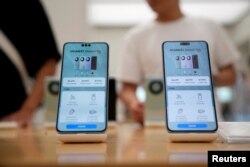 Pricing details of Huawei's Mate 60 Pro smartphones are seen on smartphones displayed at a Huawei store in Shanghai, China September 8, 2023. (REUTERS/Aly Song)