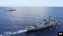 필리핀 해군 함정(사진 하단)과 미국 해군 함정(사진 상단)이 필리핀 서쪽 수역에서 기동훈련을 하고 있다. (자료사진)