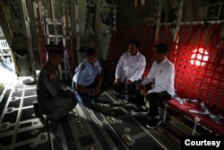 Presiden Joko Widodo dan Menteri Pertahanan Prabowo Subianto pada Rabu (24/1) membantah isu yang beredar luas bahwa Prabowo jatuh sakit. (Foto: Courtesy)
