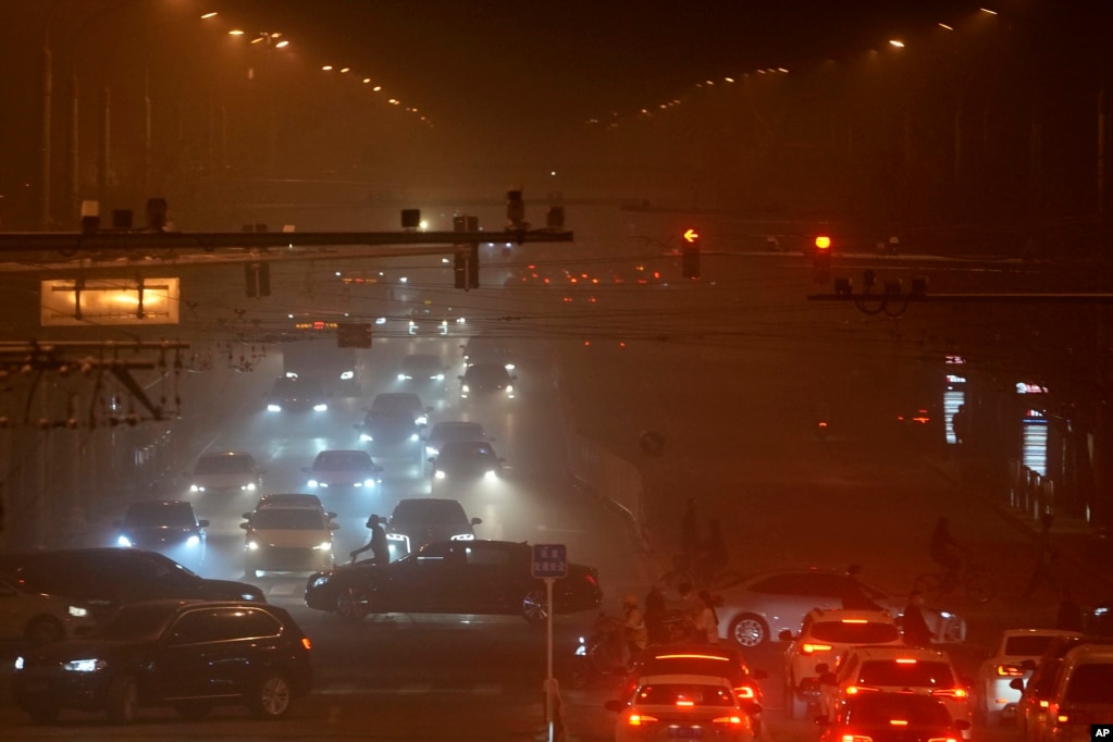 北京周一晚遭受沙尘暴袭击。(2023年4月10日)(photo:VOA)