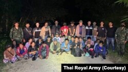 တရားမဝင်လာရောက်သူ မြန်မာ ၁၉ ဦး ရနောင်းမြို့အနီးမှာ ထိုင်းစစ်တပ်ကဖမ်းဆီး (အောက်တိုဘာ ၃၊ ၂၀၂၃)