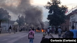 Queima de pneus em manifestação contra morte de um garimpeiro supostamente pela polícia em Cuango, Lunda Norte, Angola, 14 março 2024