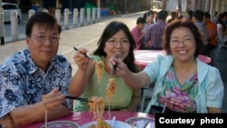 Los estadounidenses de origen asiático suelen comer fideos durante el Año Nuevo chino con la esperanza de tener una vida larga y saludable en los años venideros.