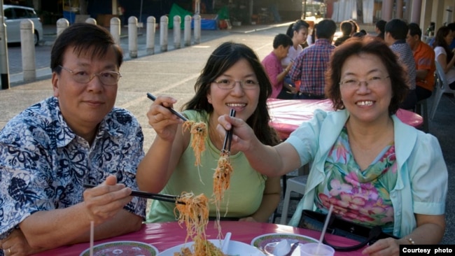 Los estadounidenses de origen asiático suelen comer fideos durante el Año Nuevo chino con la esperanza de tener una vida larga y saludable en los años venideros.