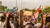 Para pendukung junta Nigerberdemo di depan pangkalan tentara Prancis di Niamey, Niger, pada 11 Agustus 2023. (Foto: Reuters/Mahamadou Hamidou)
