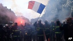 Para pekerja turut serta dalam aksi unjuk rasa memperingati Hari Buruh Internasional di Paris pada 1 Mei 2023. (Foto: AP/Aurelien Morissard)