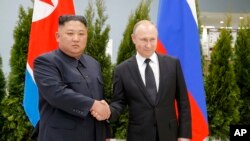 资料照 - 俄罗斯总统普京曾于2019年4月25日在俄罗斯的在符拉迪沃斯托克（海参崴）与朝鲜领导人金正恩举行了首次峰会。这是当时两位领导人会面时的情景。