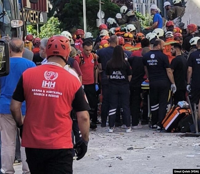 Binanın çökmesinin ardından olay yerine çok sayıda sağlık ekibi sevk edildi.