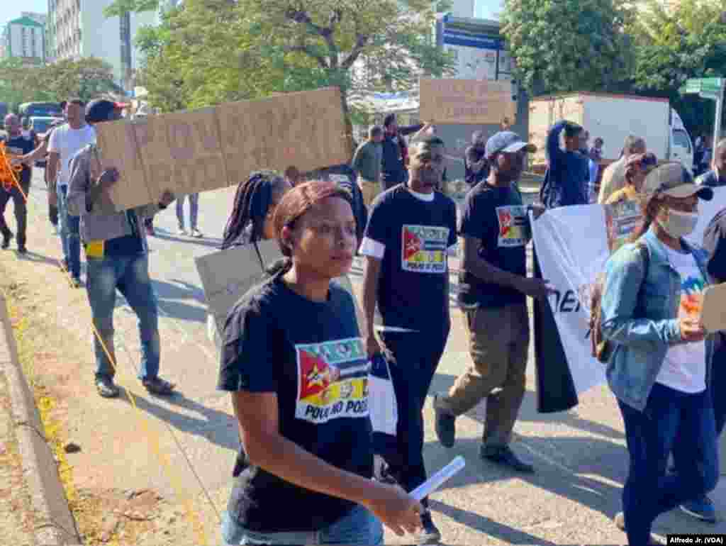 Manifestantes marcham pela capital moçambicana, pela democracia e por melhores condições de vida. 24 junho 2023