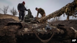 Anggota dari pasukan tentara Ukraina memeriksa peralatan tempur sebelum dikirimkan di pangkalan militer di wilayah Zaporizhzhia, Ukraina, pada 16 Maret 2023. (Foto: AP/Kateryna Klochko)