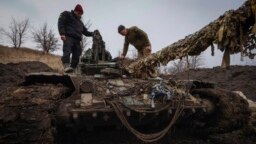 Anggota dari pasukan tentara Ukraina memeriksa peralatan tempur sebelum dikirimkan di pangkalan militer di wilayah Zaporizhzhia, Ukraina, pada 16 Maret 2023. (Foto: AP/Kateryna Klochko)