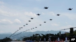 美国和韩国军队在韩国抱川举行联合军演。图为韩国军用无人机升空。（2023年5月25日）
