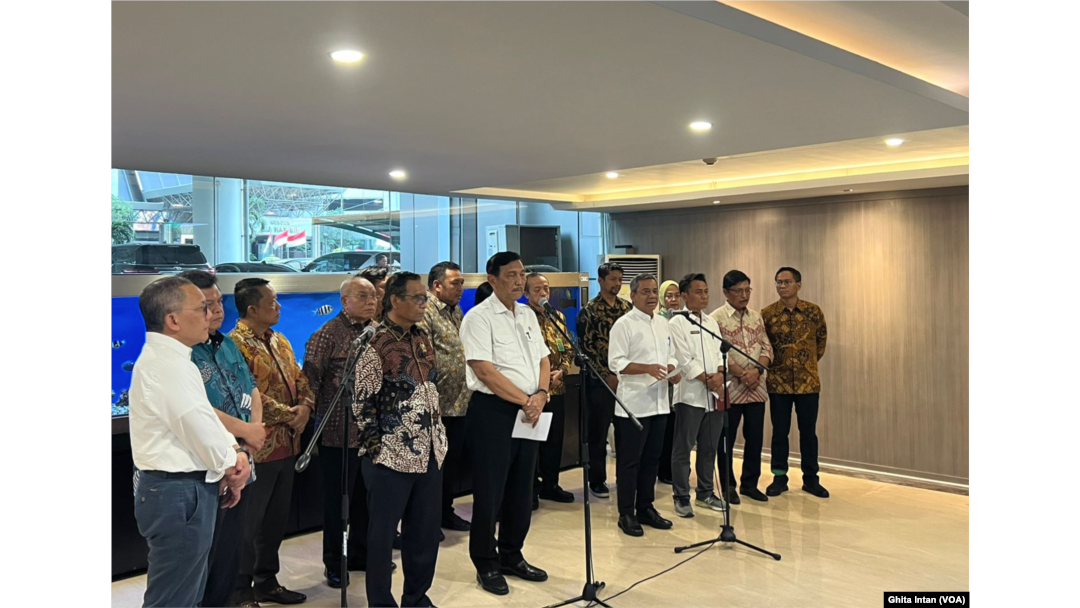 Luhut Binsar Pandjaitan menegaskan pemerintah akan menindak tegas para pelaku usaha di Industri kelapa sawit yang tidak taat aturan. (Foto: VOA/Ghita Intan)