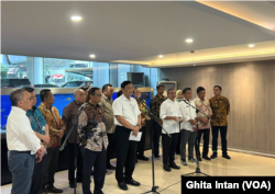 Luhut Binsar Pandjaitan menegaskan pemerintah akan menindak tegas para pelaku usaha di Industri kelapa sawit yang tidak taat aturan. (Foto: VOA/Ghita Intan)