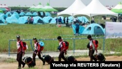 Peserta Jambore Pramuka Dunia ke-25 tiba di lokasi perkemahan di Buan, Korea Selatan, 1 Agustus 2023. (Foto: Yonhap via REUTERS)