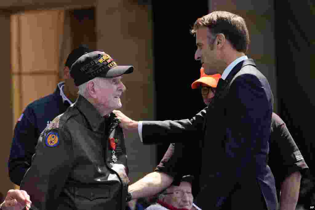 Durante las conmemoraciones, el presidente francés, Emmanuel Macron, honró con la medalla de la Legión de Honor a Bob Pedigo, veterano de la guerra.