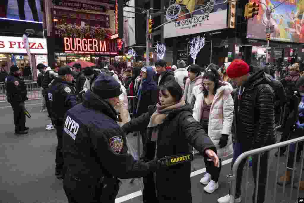 နယူးယောက် &nbsp;Time Square ရင်ပြင်မှာကျင်းပတဲ့ နှစ်သစ်ကူးပွဲတော် လုံခြုံရေးတင်းကြပ်။&nbsp;