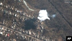 Gambar satelit yang disediakan oleh Maxar Technologies ini menunjukkan asap dari persenjataan yang baru saja dijatuhkan di selatan Bakhmut, Ukraina, Senin, 6 Maret 2023. (Gambar satelit ©2023 Maxar Technologies via AP)