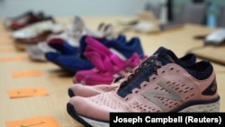 Sepuluh pasang sepatu yang masing-masing dilengkapi alat pelacak dipajang di kantor Reuters di Singapura, 7 September 2022. (Foto: REUTERS/Joseph Campbell)