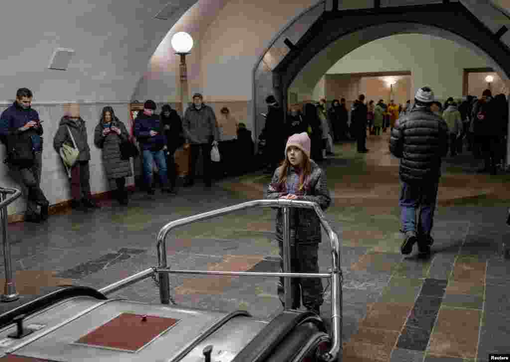 La gente se refugia dentro de una estación de metro durante un ataque ruso con misiles y drones, en Kiev. A primera hora del 29 de diciembre estuvo en vigor una alerta aérea en todo el país, y los militares instaron a la gente a acudir a refugios. &nbsp;