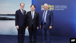 Japanese FM, Yoshimasa Hayashi, center, Swedish FM, Tobias Billstrom, left, and EU High Rep. for Foreign Affairs and Security Policy Josep Borrell near Stockholm, May 13, 2023.