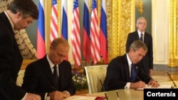 El presidente de Estados Unidos, George W. Bush y Vladimir Putin firman acuerdo SORT. [Foto: Cortesía de la Casa Blanca]